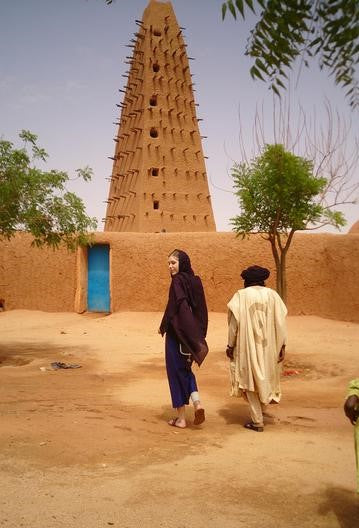 Tuareg vor der Moschee von Agadez Regenzeit